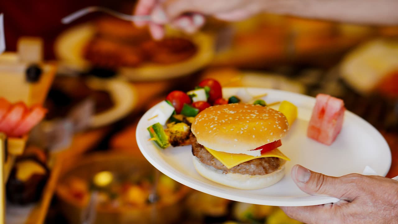 Shared Luxury Yacht Tour with Breakfast or BBQ - Image 3